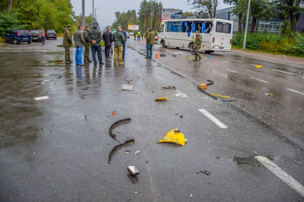 На трассе остались части поврежденных авто