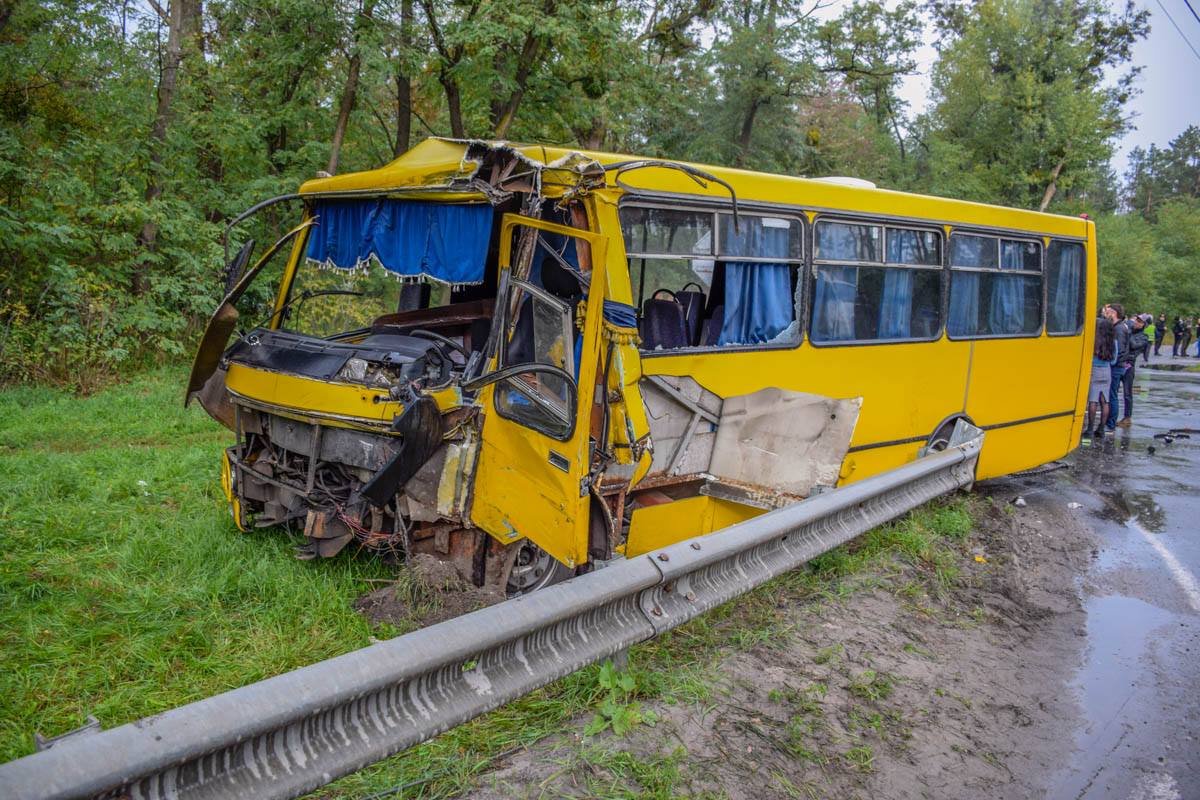 От удара маршрутку вынесло с дороги