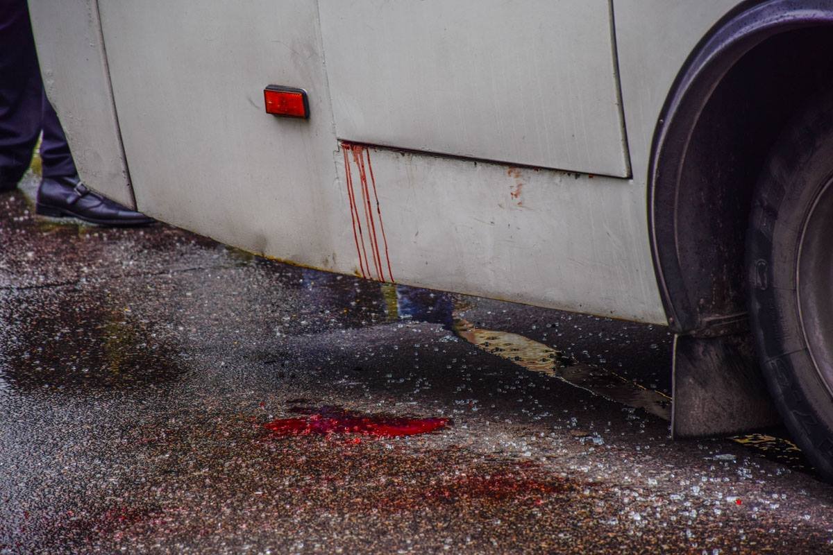 Под автобусом видны следы крови