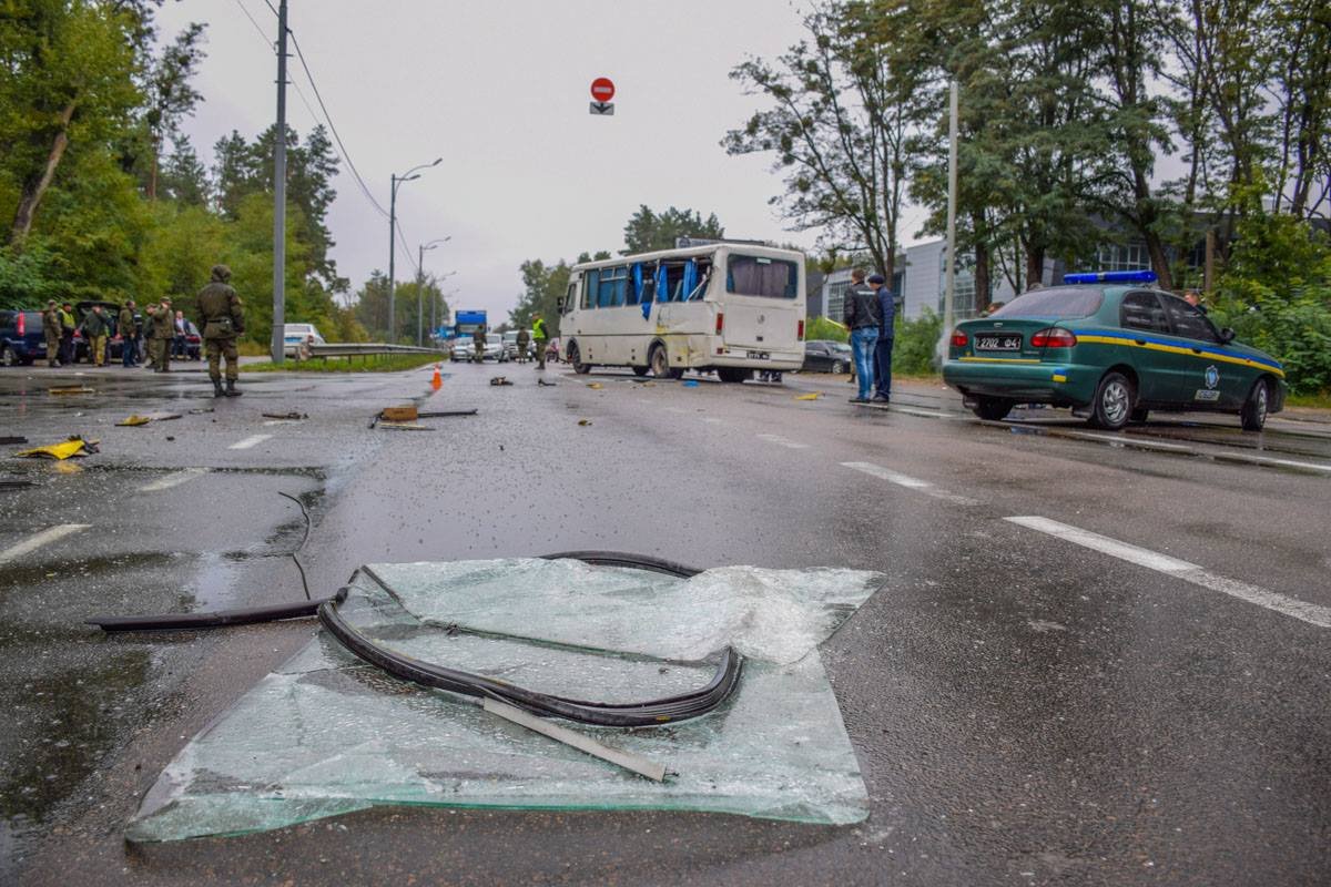 От удара у пассажирского автобуса вылетело лобовое стекло
