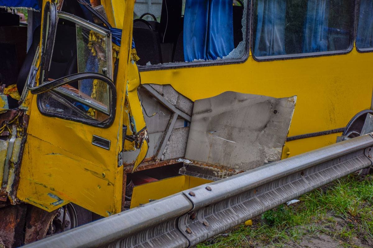 Маршрутное такси сильно повреждено