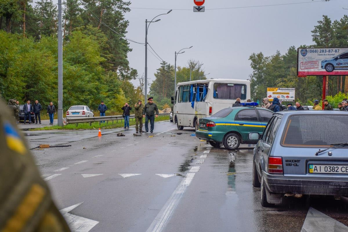 Из-за аварии движение на этом участке дороги затруднено