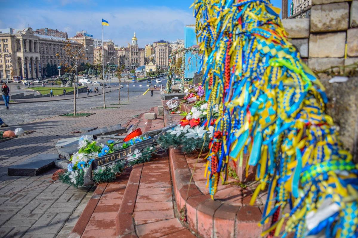 Когда мужчина бил памятник, его никто не остановил