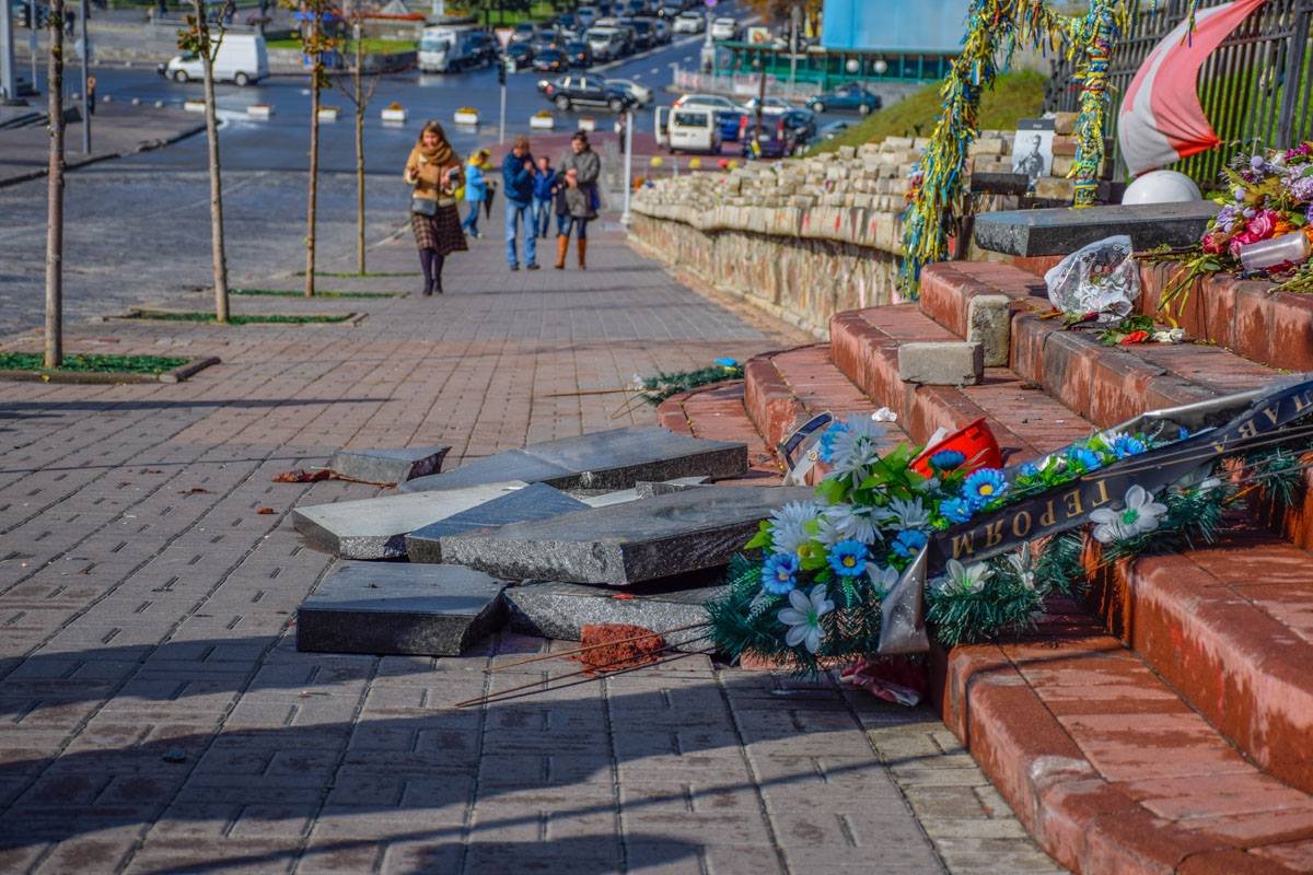 Разбитые плиты теперь валяются на тротуаре