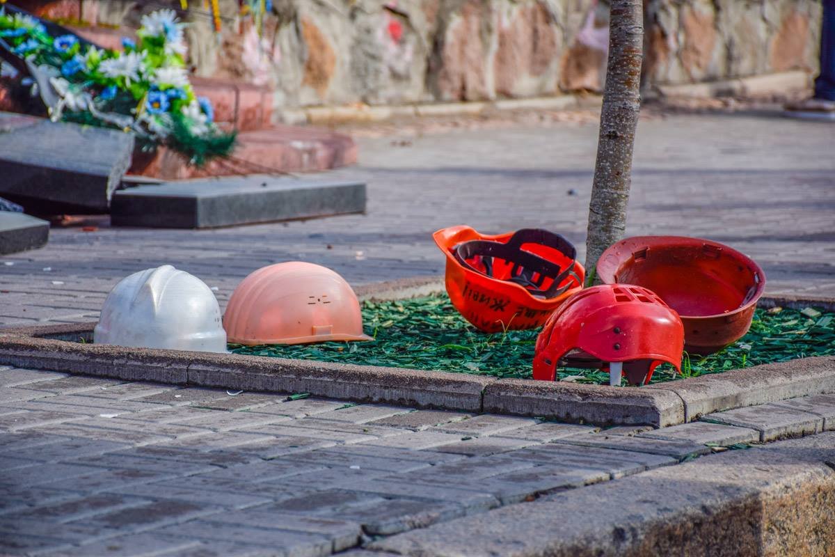 Каски, напоминающие о трагических событиях, валяются у проезжей части