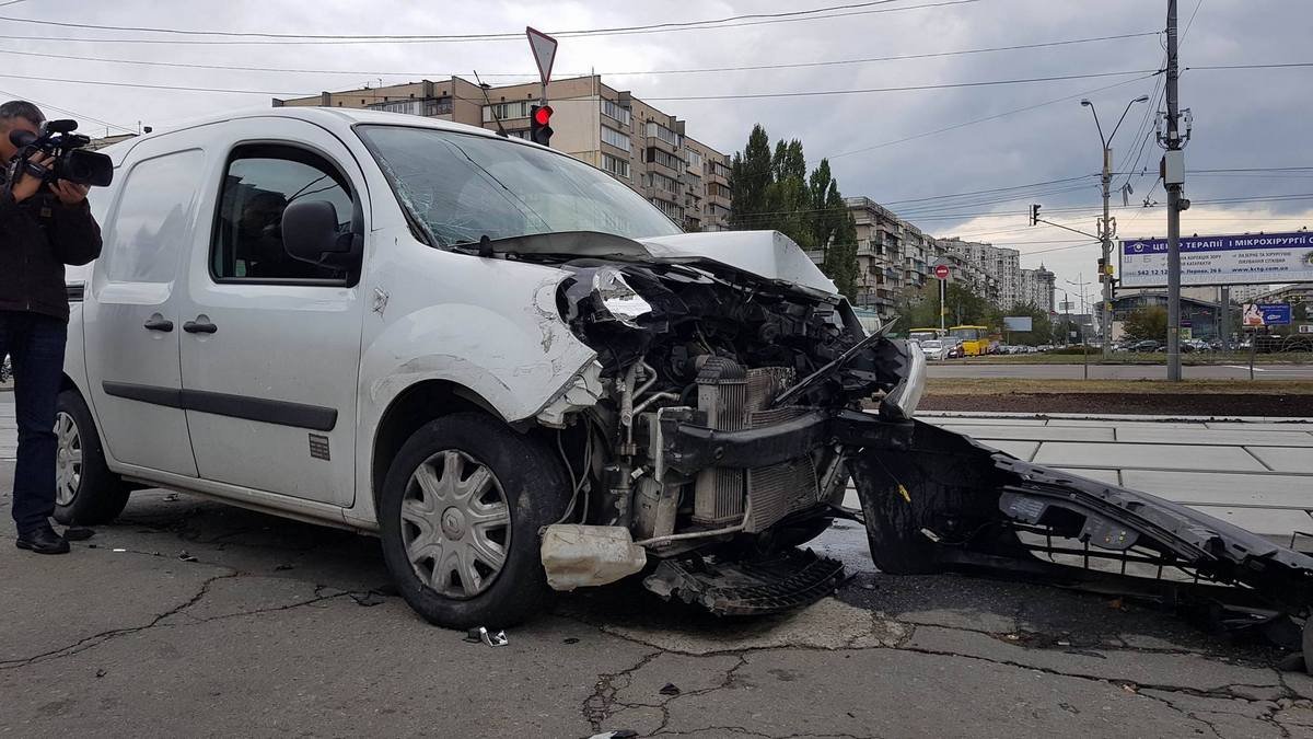 На Оболони столкнулись два автомобиль, один из них задел пешехода