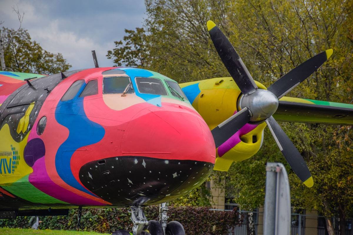 Самолет развернут носом в направлении к центру Киева