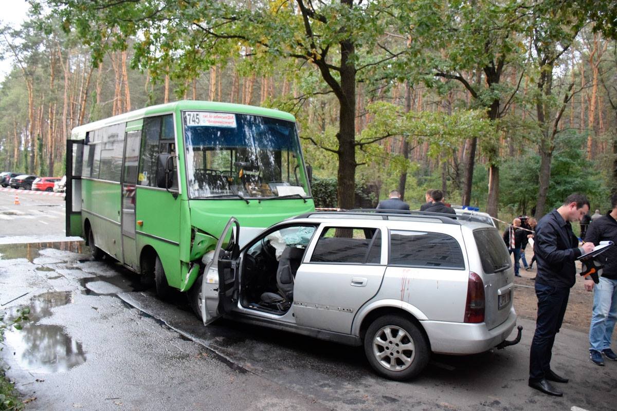 В ДТП также пострадали водитель и шесть пассажиров маршрутки