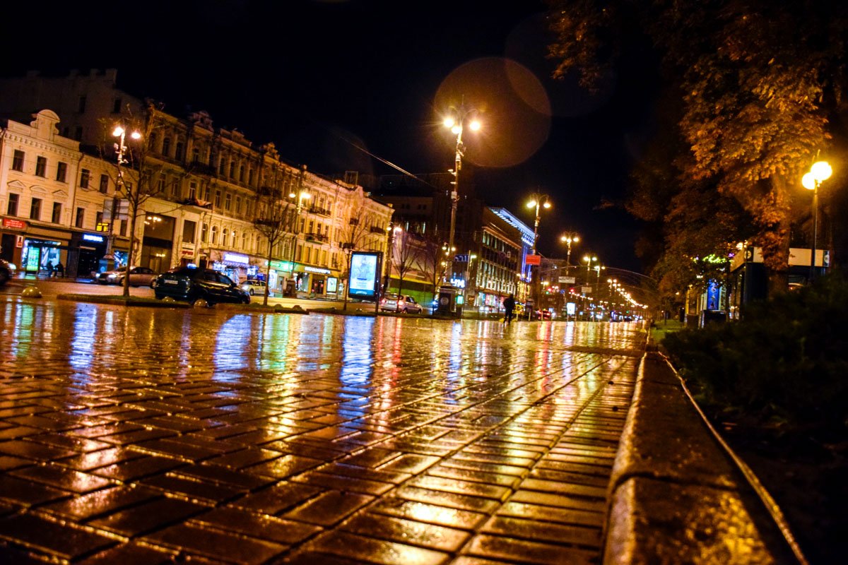На Крещатике жизнь не останавливается даже дождливой ночью