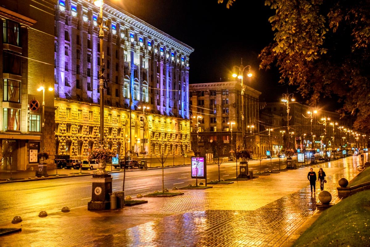 Влюбленные парочки наслаждаются осенней романтикой