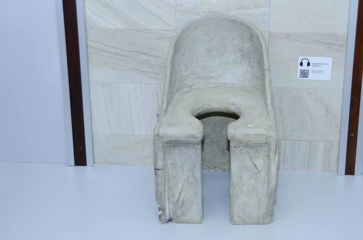 Первые туалеты - каменные сиденья, без системы слива