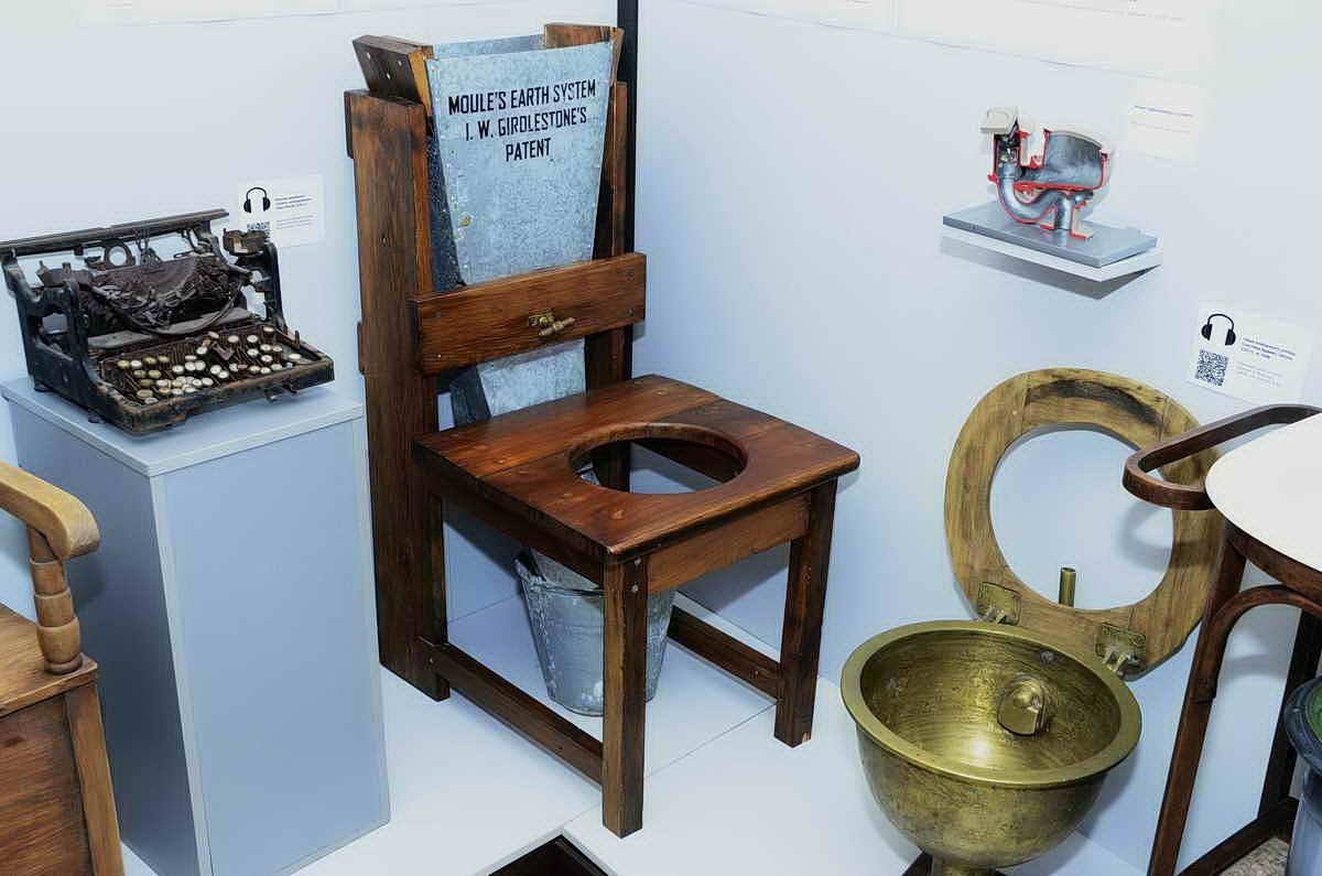 Первый сливной унитаз изобрел Джон Харрингтон в 1596 году