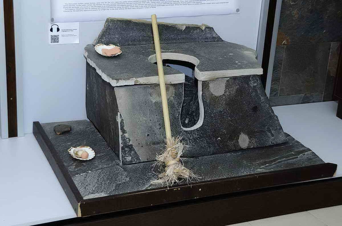 Первый древнеримский общественный туалет