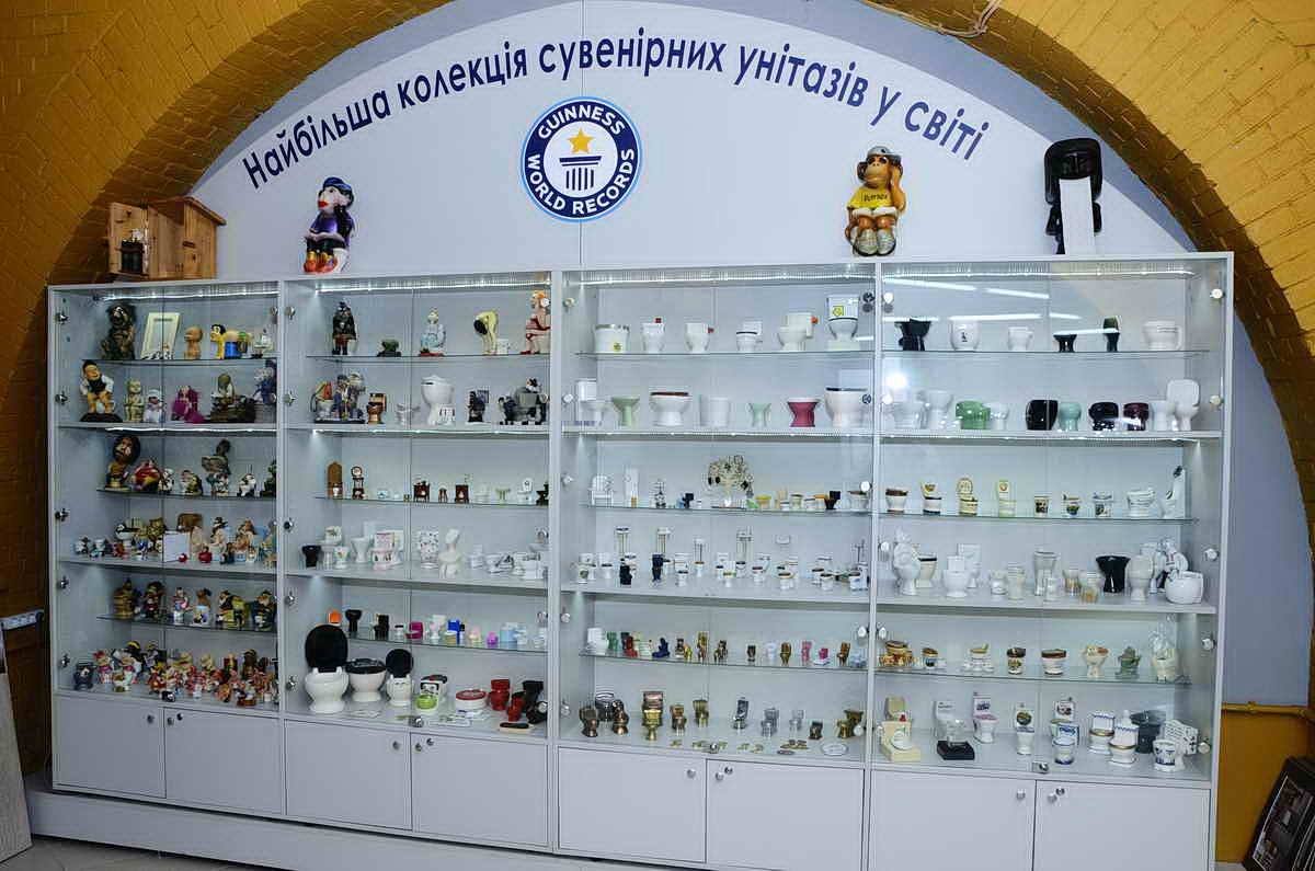 Около 600 маленьких туалетов