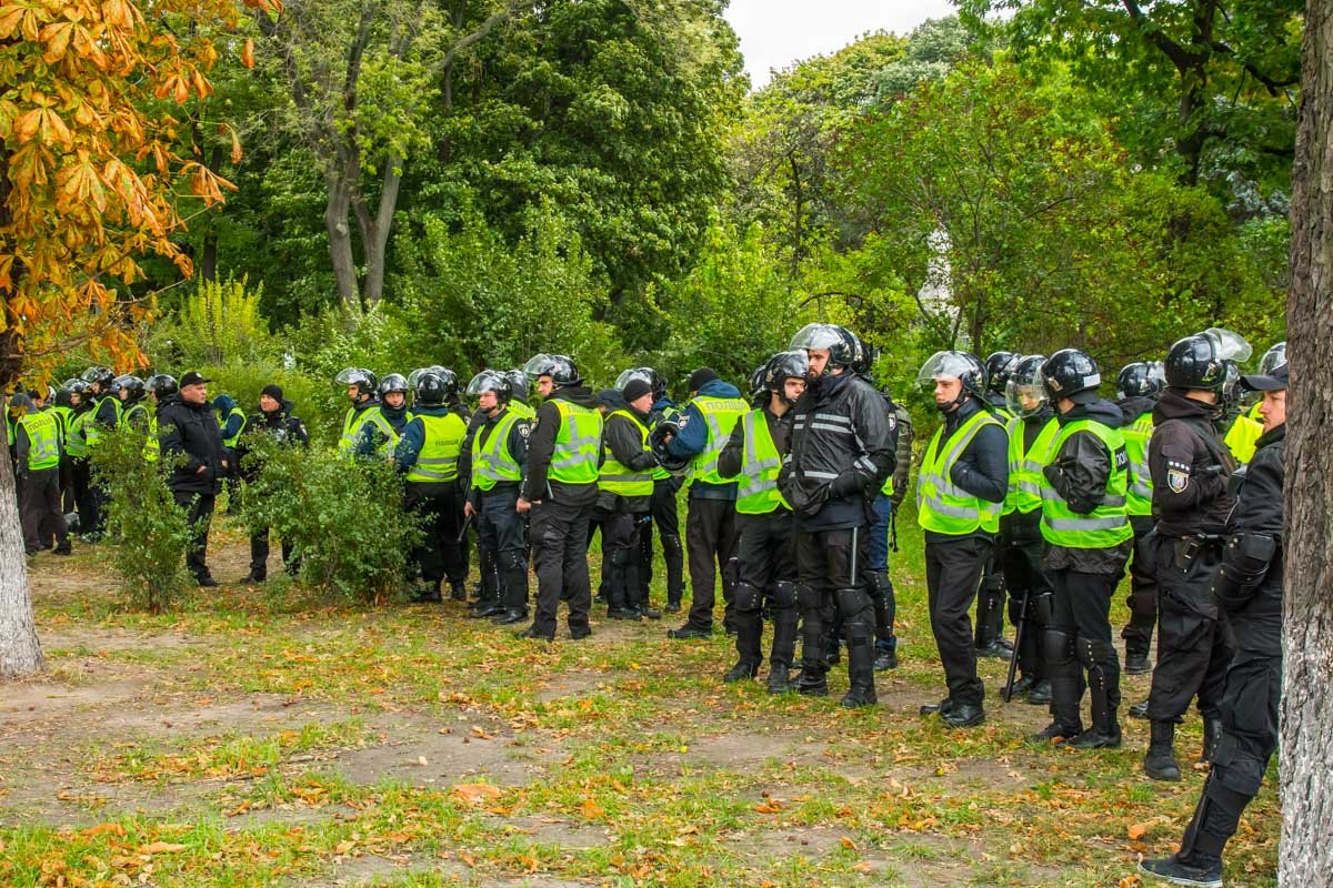 Многие - за зданием Рады