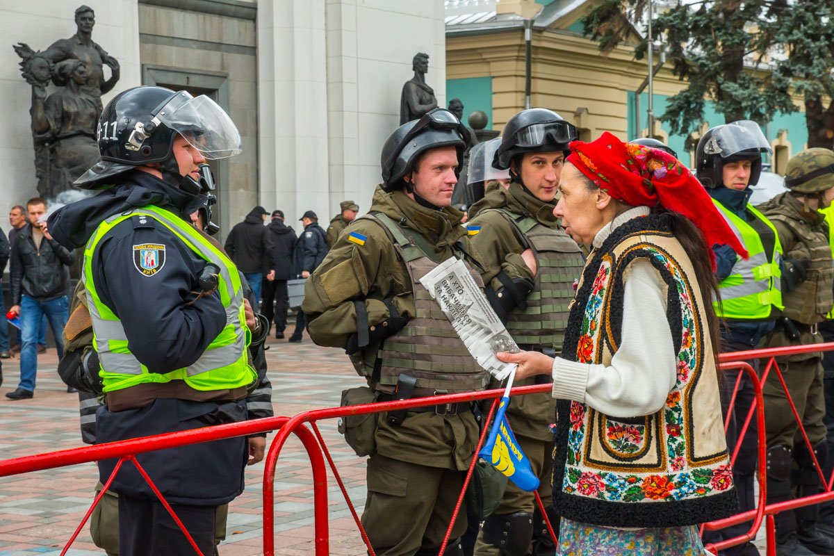 Полиция и бабушка в национальном наряде