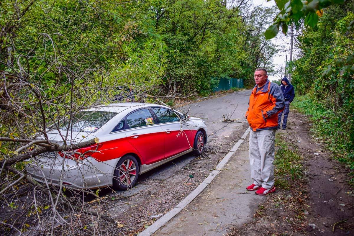 Происшествие нарушило все планы Игоря на день. Из-за того, что спасатели не могут освободить авто из деревянного плена, он не может уехать