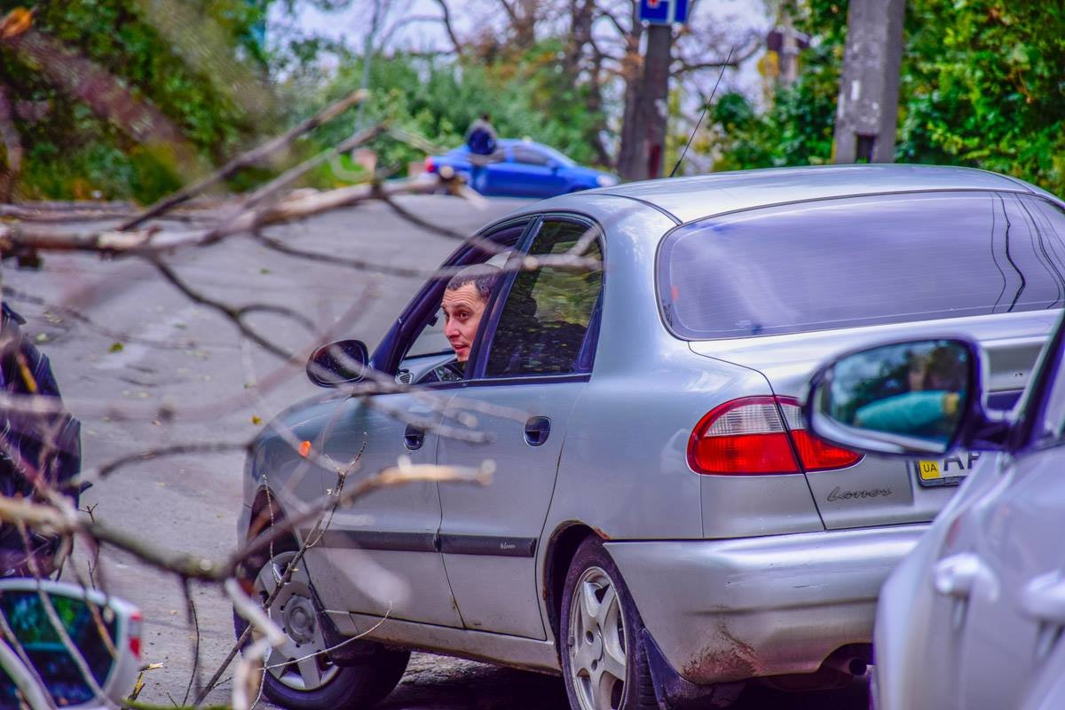 Водителям приходится объезжать по бордюру