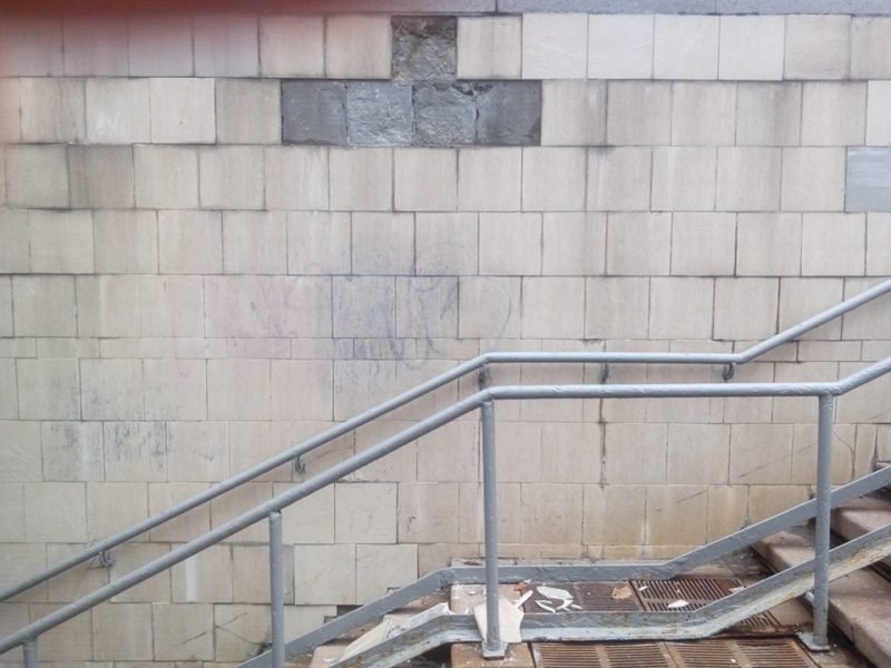 По словам коммунальщиков, облицовочная плитка отпала из-за похолодания