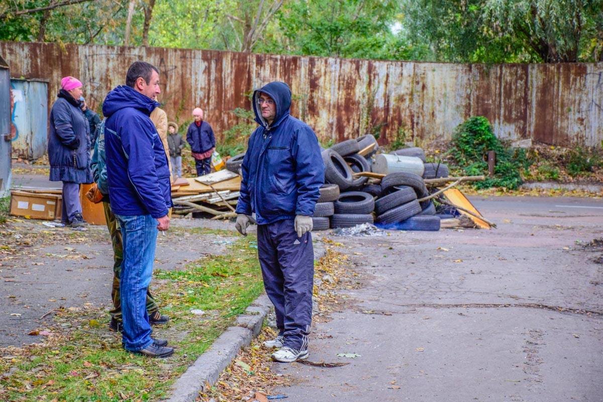 Владельцы были бы не против узаконить гаражи, но утверждают: власти на диалог не идут