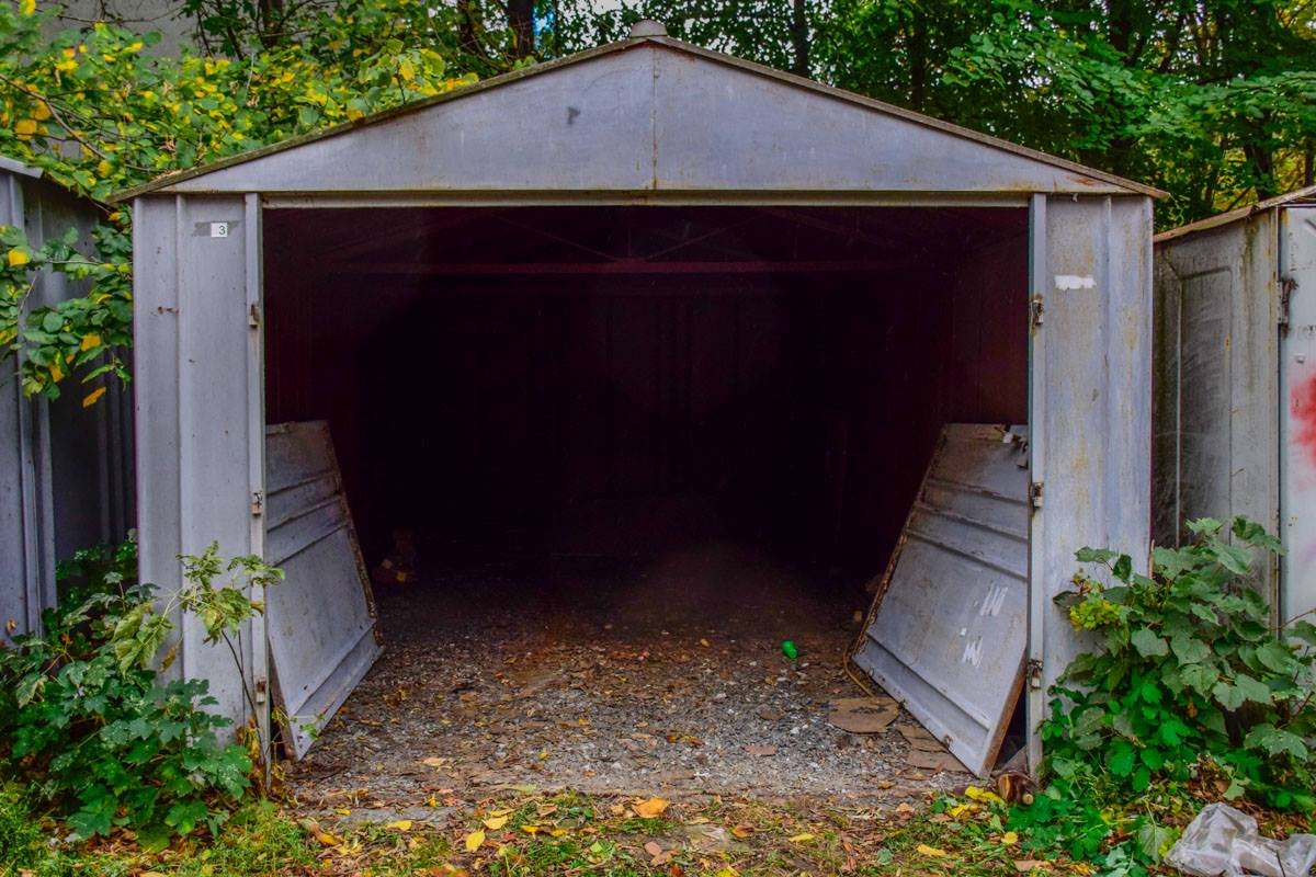 Люди переживают, что из вскрытых гаражей украдут то, что там хранилось, поэтому живо вынесли оттуда все