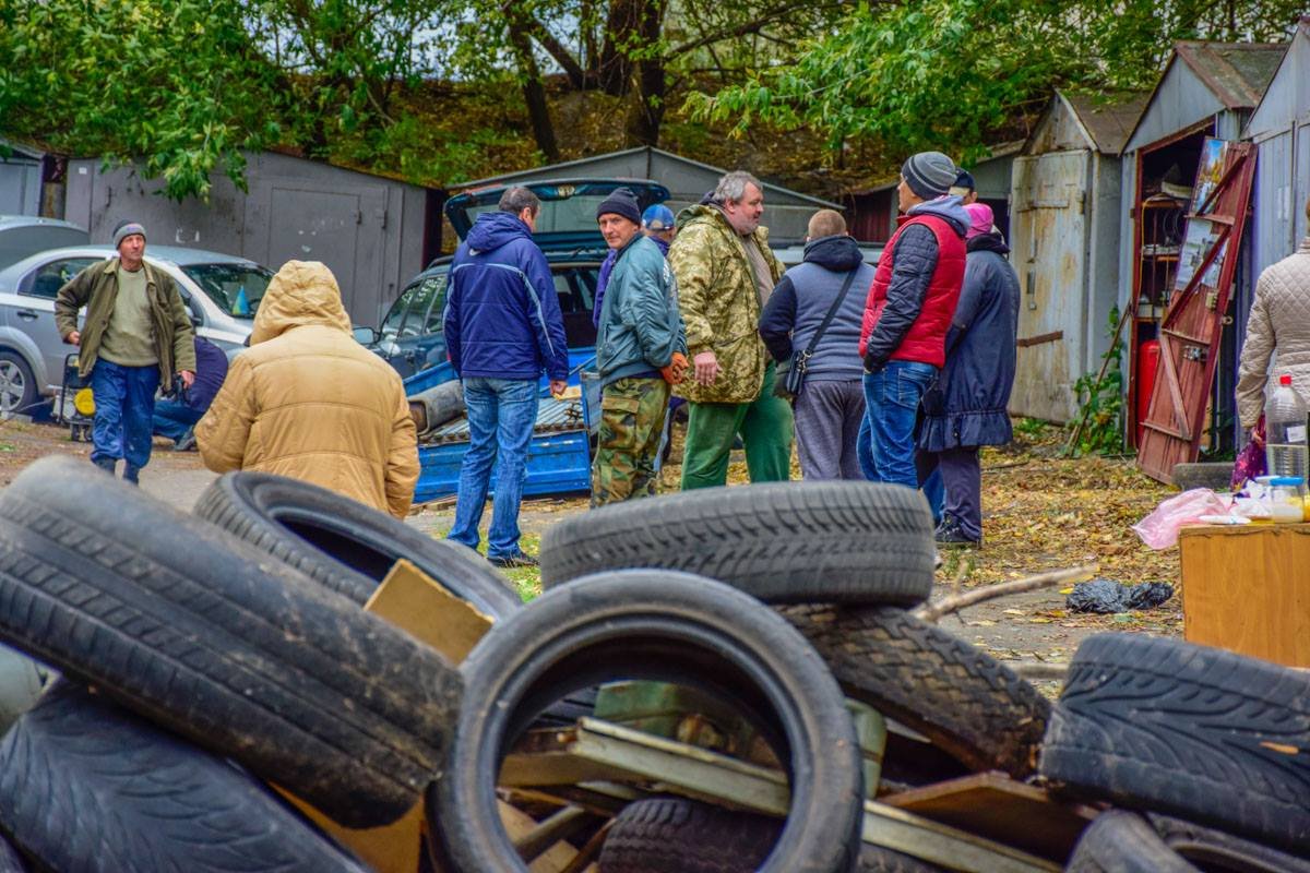 Чтобы отпугнуть от себя людей застройщика, горожане вынесли шины