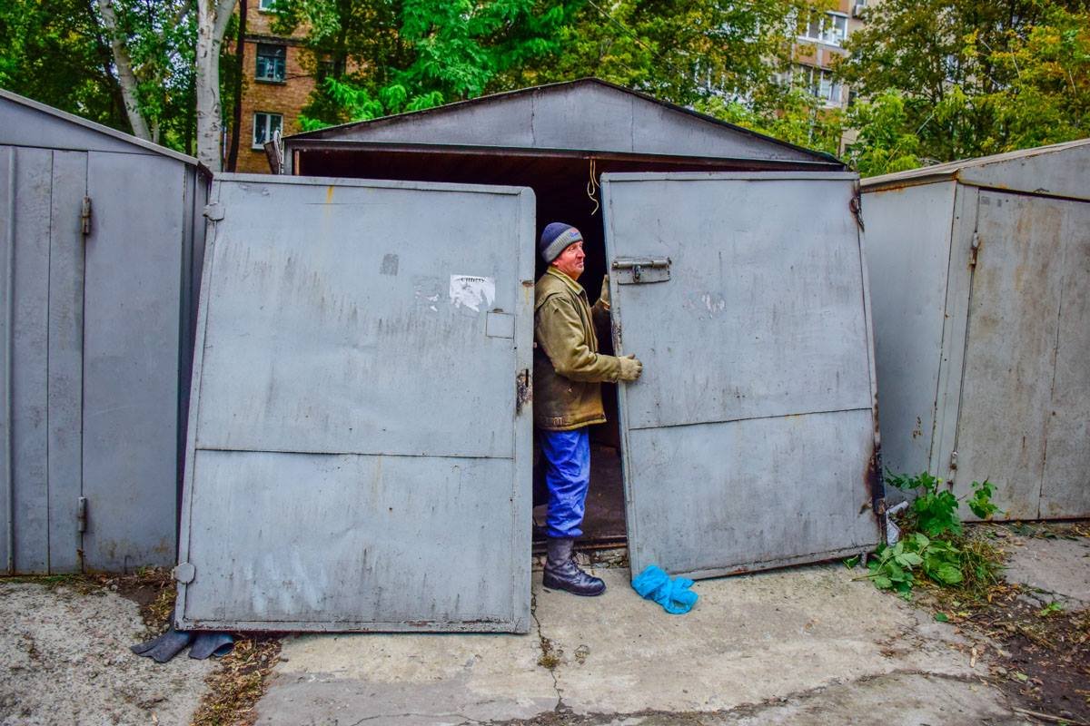 Люди уже начали восстанавливать гаражи