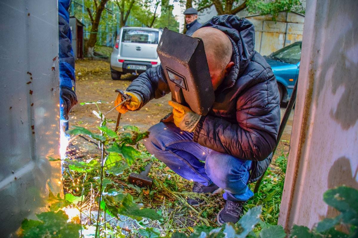 Некоторым приходится приваривать ворота