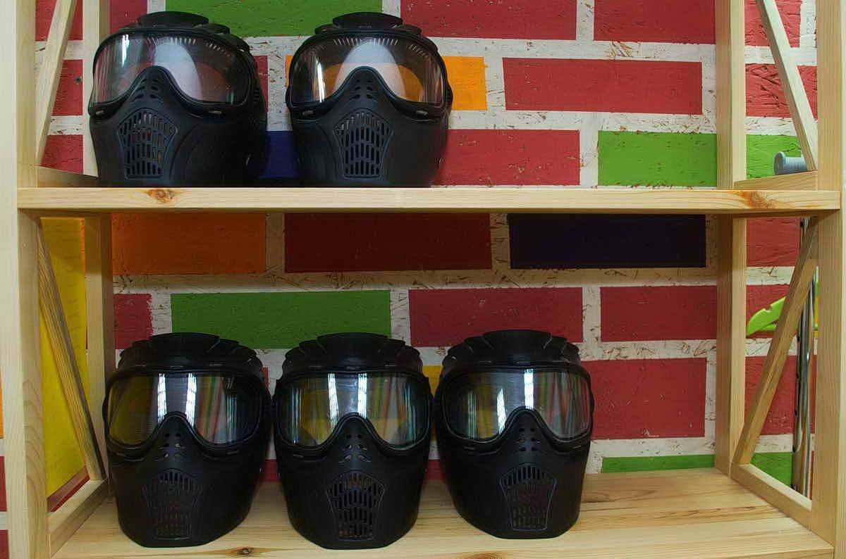 Чтобы не пораниться осколками можно надеть очки или маску