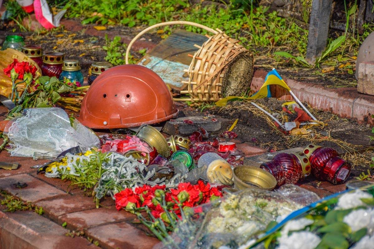 Вандал разбросал цветы, лампадки и каски, которые аккуратно лежали у места памяти