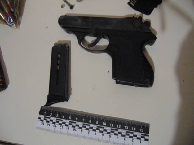 В Киеве задержали мужчину, хранившего дома пистолет и десятки патронов 1