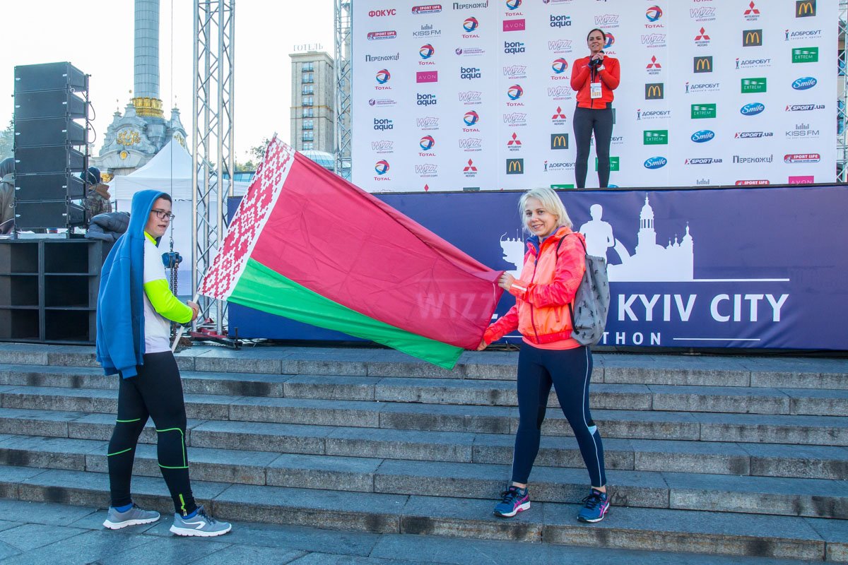 Бегуны из Беларуси позируют перед началом тренировки