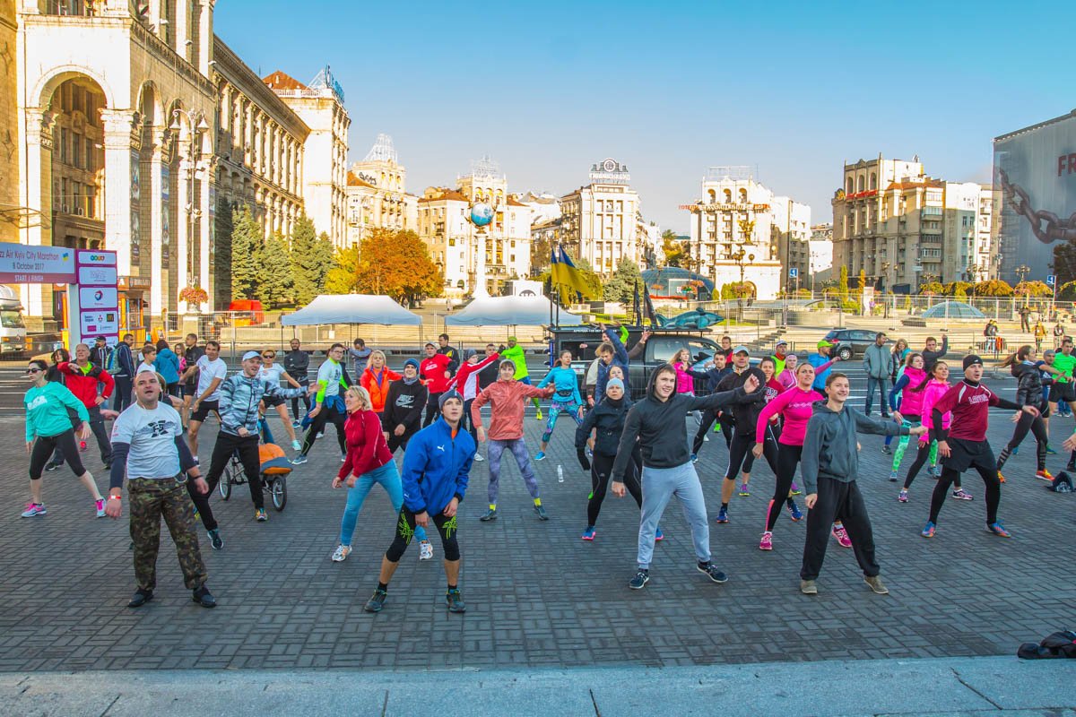 Спортсмены разминаются перед забегом