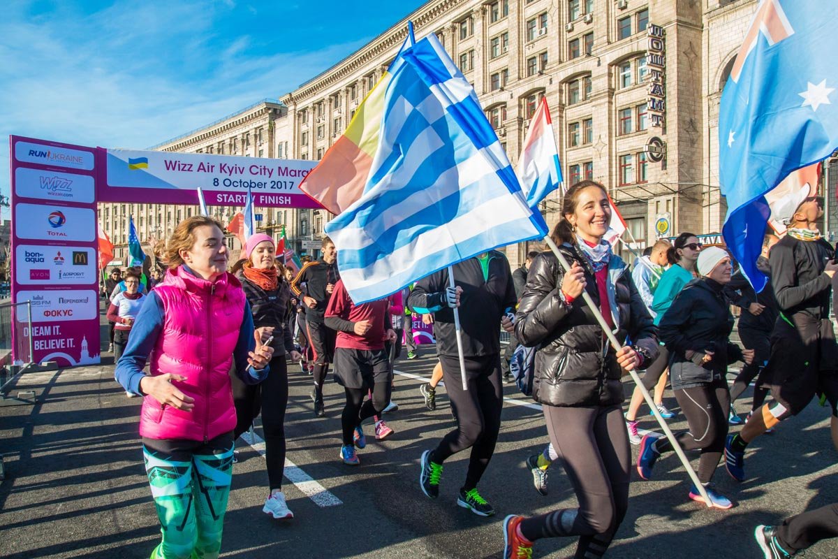 Спортсмены бежали вместе с флагами своих стран