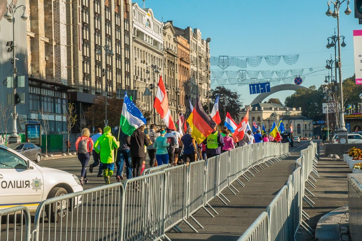 Бегунов во время дистанции сопровождала машина патрульной полиции