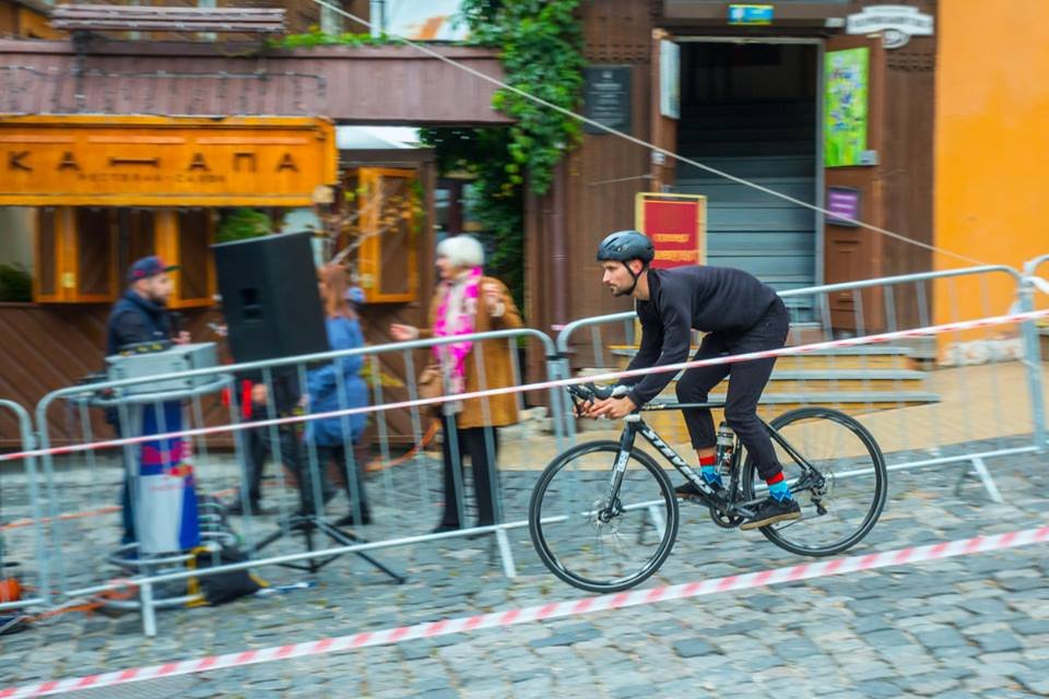 Велогонщик разминается перед дистанцией