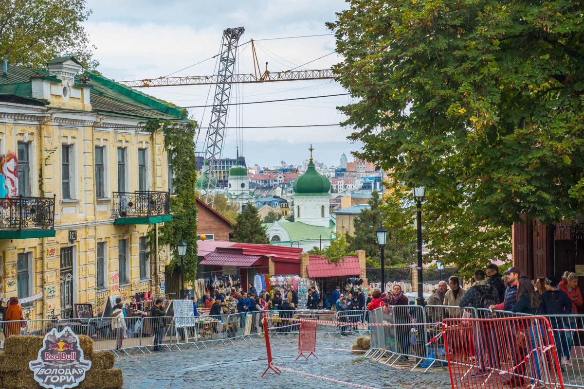 Дорогу на Андреевском спуске перекрыли в связи с велогонкой. По обоим сторонам дороги образовались столпотворения.