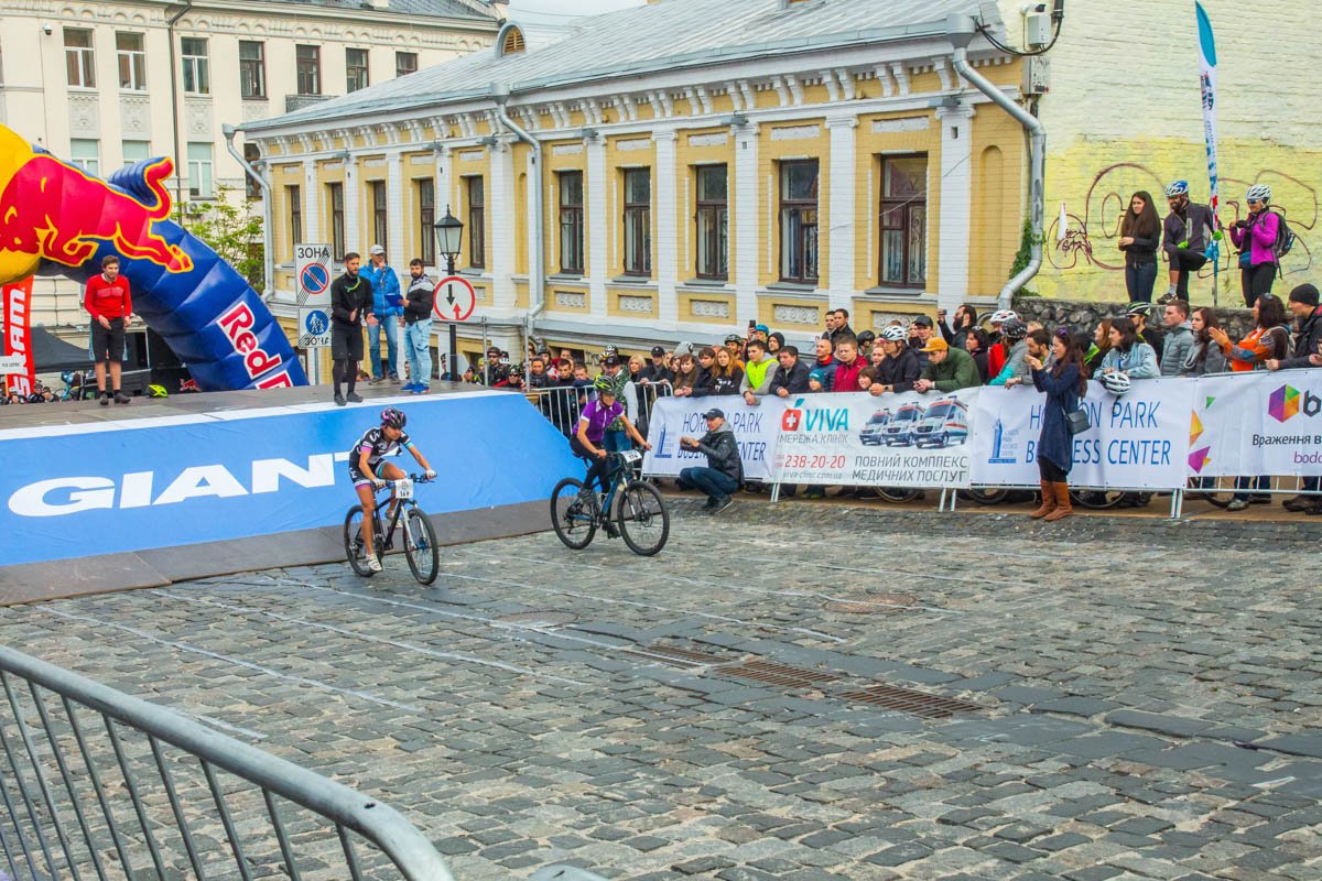 Посмотреть на участников велогонки пришло много людей