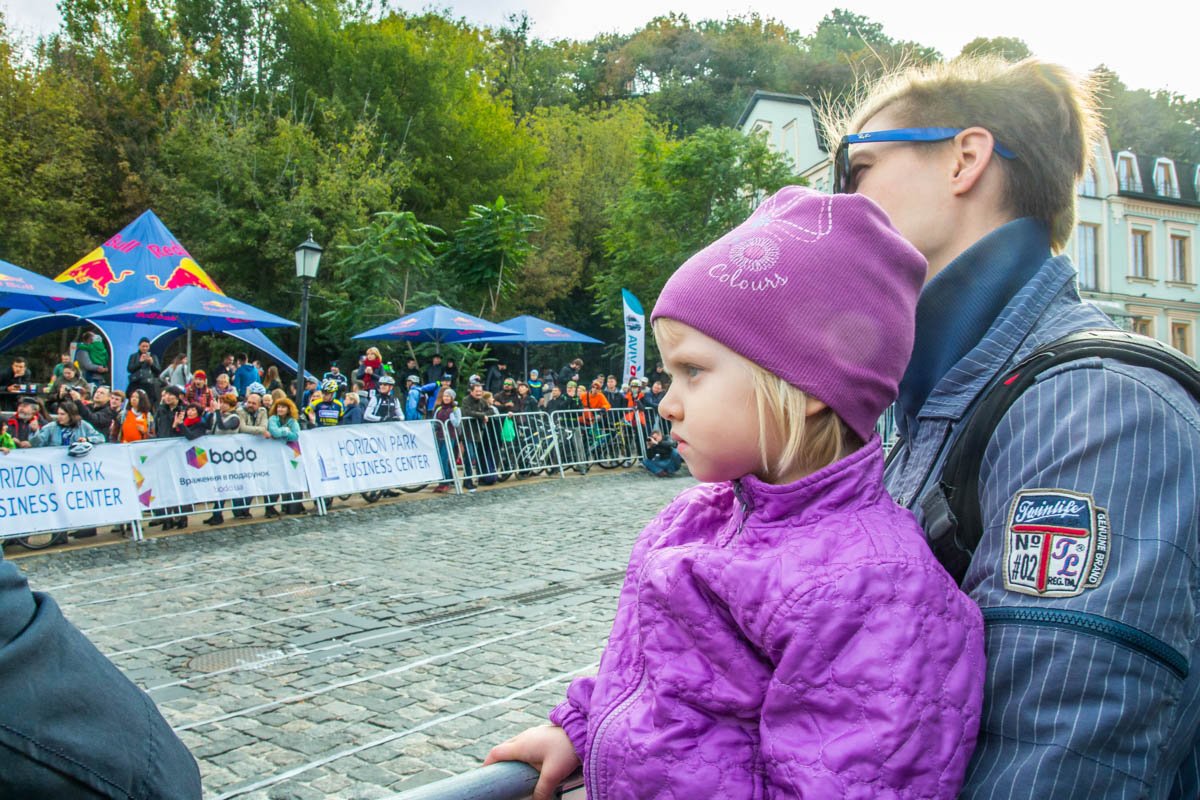 Маленький зритель наблюдает за ходом велогонки