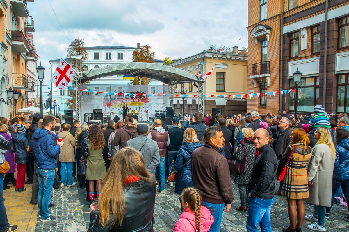 Внизу Андреевского спуска установлена концертная площадка фестиваля