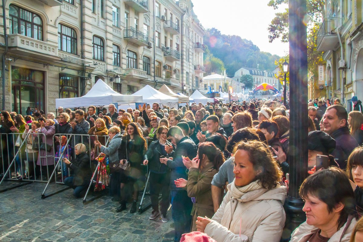 Под сценой собралось большое количество зрителей