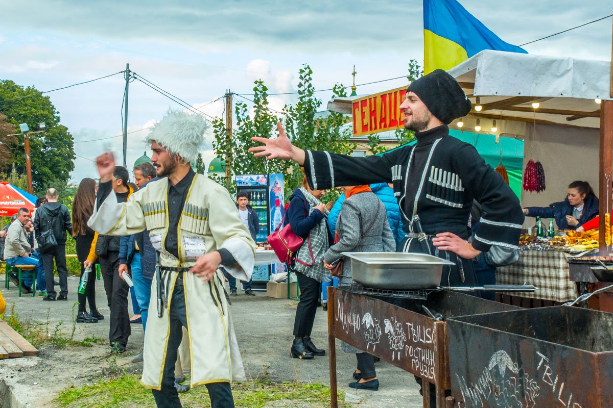 Гостей развлекают общительные парни-грузины