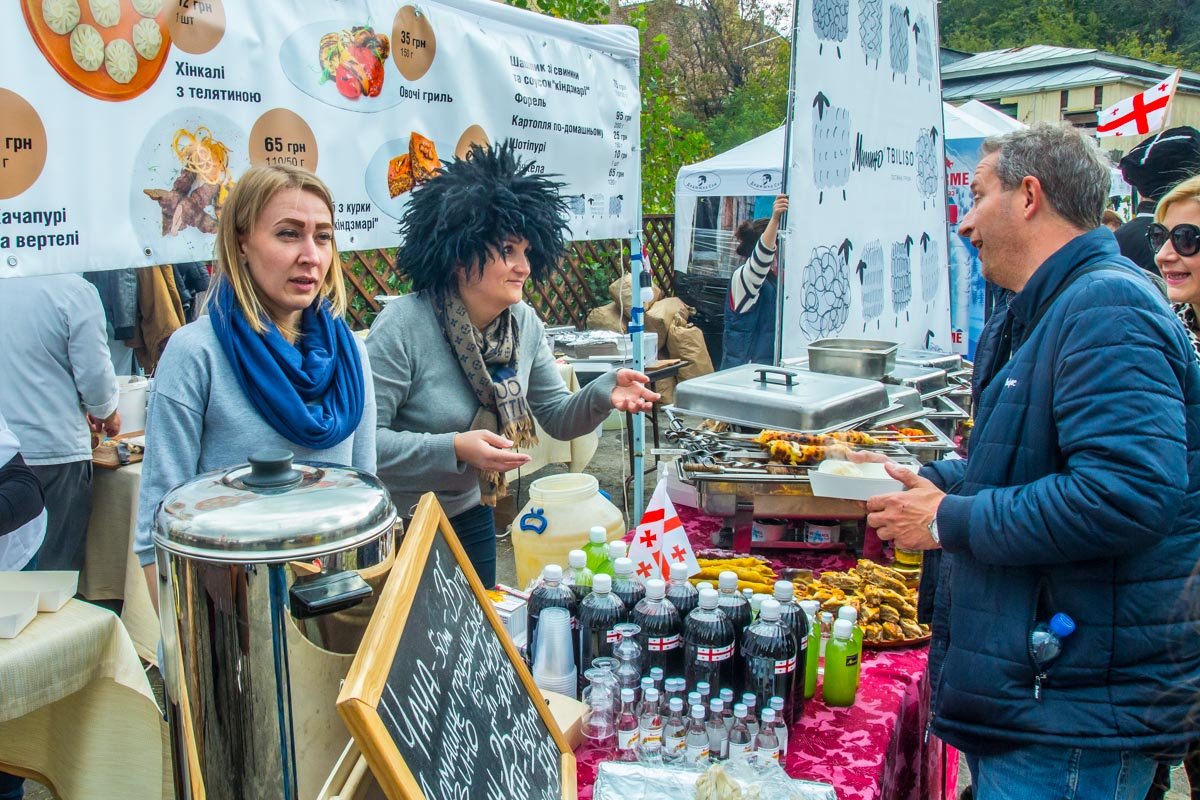 На Тбилисобе все желающие могут попробовать чачу и грузинские вина