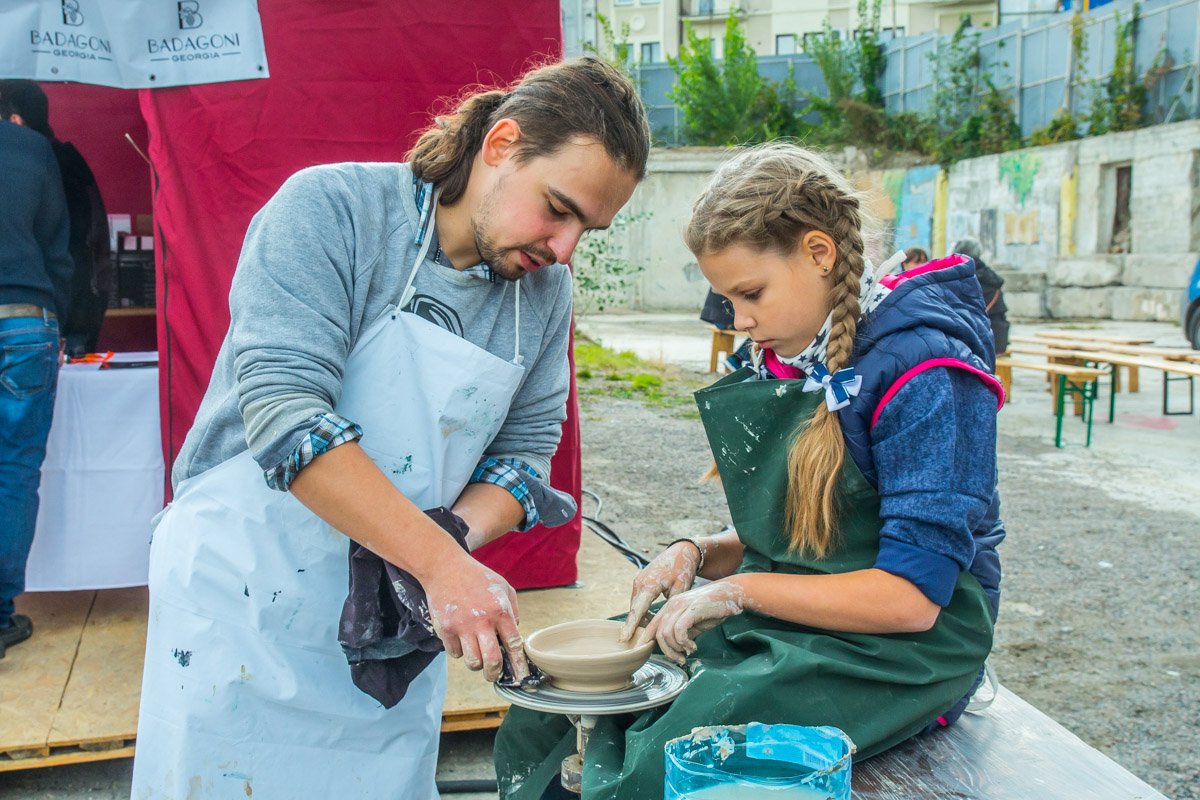 Мастер-класс по гончарству для маленьких посетителей фестиваля