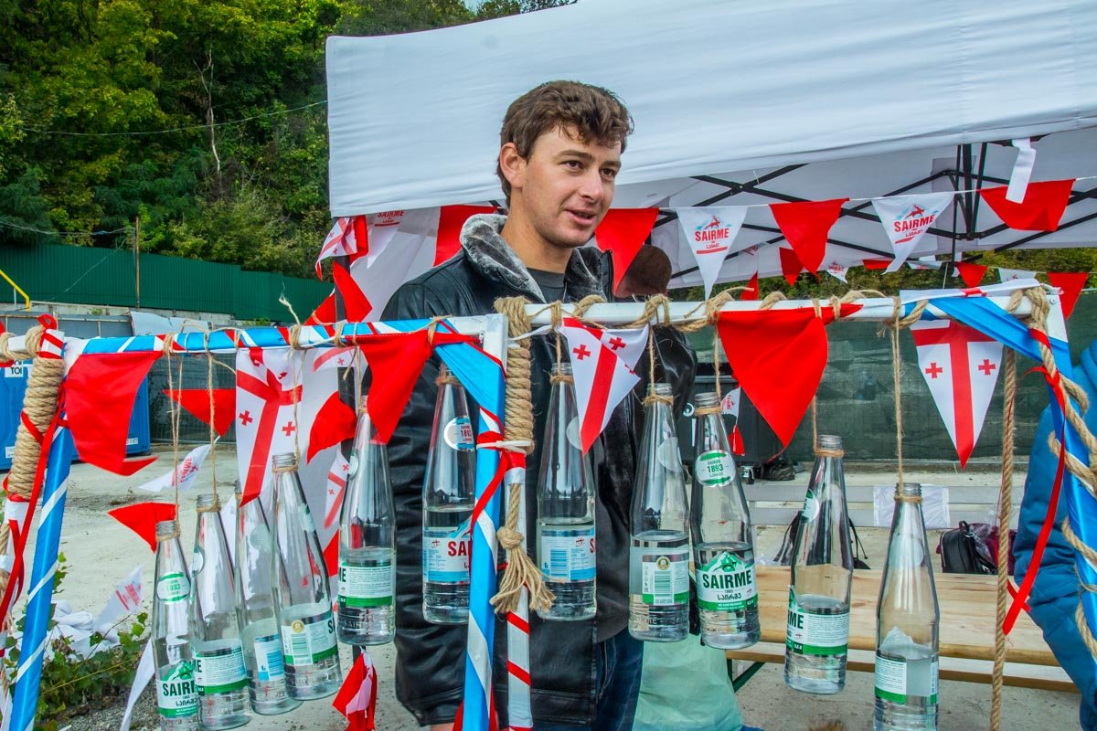 А здесь можно поупражняться в игре на стеклянных бутылках с водой