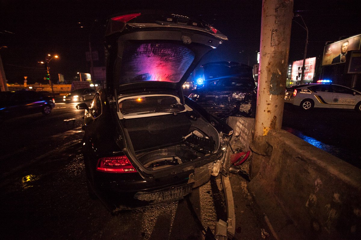 От удара Subaru развернуло и занесло в отбойник