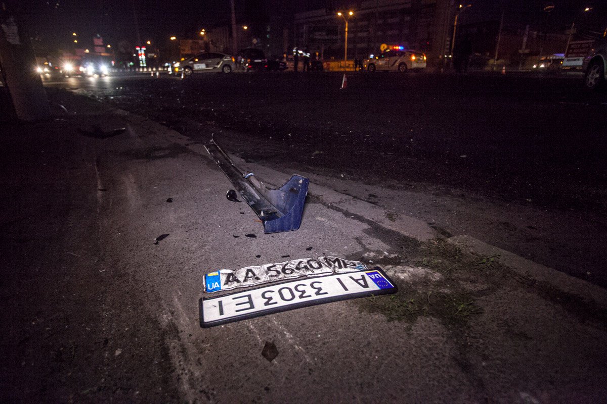 От удара у машины отлетели номера