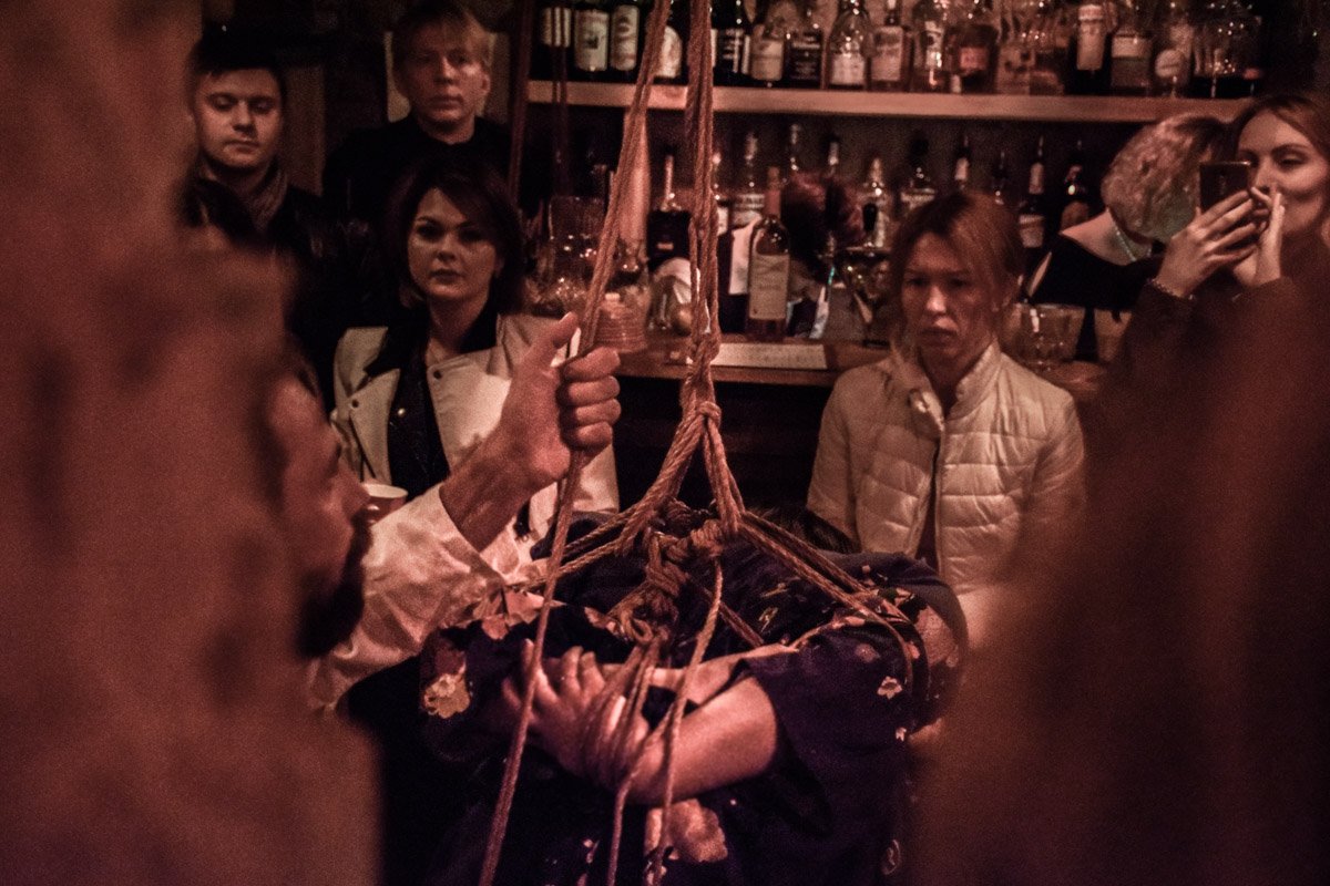 На открытии посетителей развлекали сессией шибари