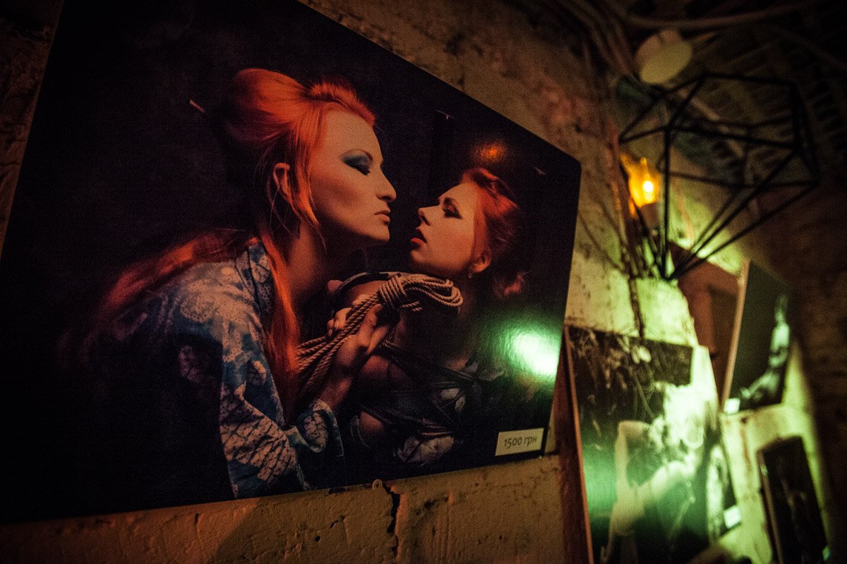 Стены бара украшают фото в соответствующем силе