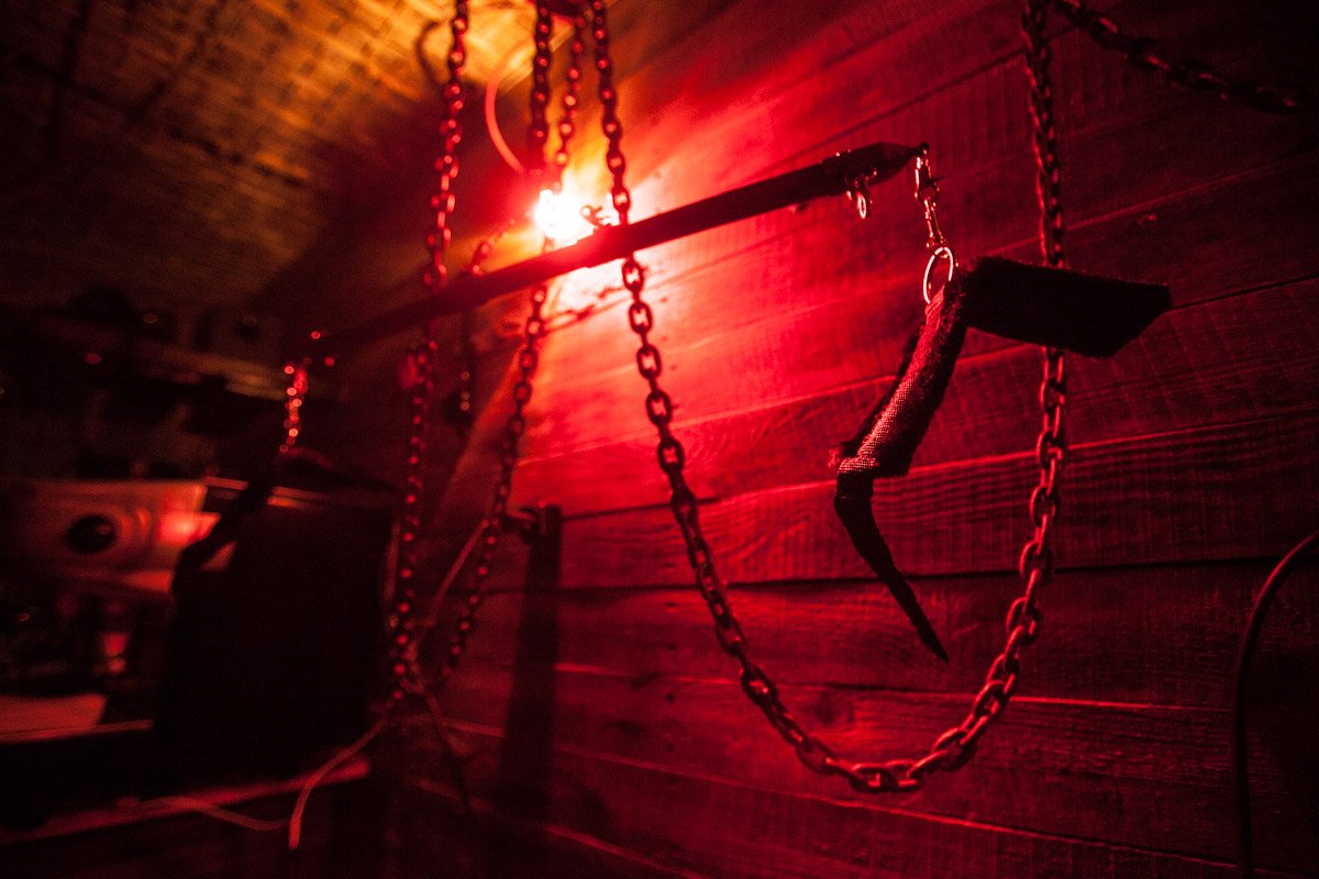 В баре много БДСМ-атрибутики